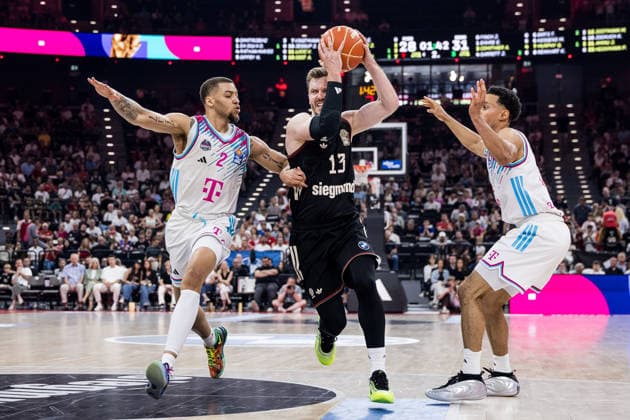 MUNICH, GERMANY - MAY 30: Andreas Andi Obst (FC Bayern Muenchen, 13) controls the ball against Alijah Comithier (Telekom Baskets Bonn, 2) and Joel Aminu (Telekom Baskets Bonn, 21) during the easyCredit Basketball Bundesliga Playoffs Semi-final match 1 between FC Bayern Muenchen vs. Telekom Baskets Bonn at SAP Garden on match 1 of easyCredit Basketball Bundesliga Playoffs Semi-final on May 30, 2026 in Munich, Germany. Bavaria Germany Copyright: xSteffiexWunderlx
