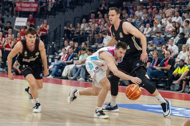 Grayson Murphy 7 Telekom Baskets Bonn in duel with Johannes Voigtmann 7 FC Bayern Basketball , FC Bayern Basketball vs Telekom Baskets Bonn, BBL, Semifinal 1, 30 05 2026 Munich Bavaria Germany Copyright: xkolbert-press UlrichxGamelx