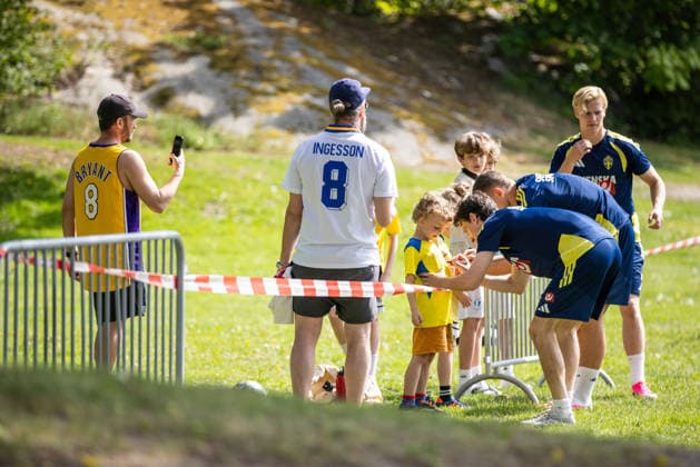 260530 Victor Nilsson Lindelöf of the Swedish national football team signs autographs ahead of a training session on May 30, 2026 in Stockholm Photo Caisa Rasmussen BILDBYRAN COP 353 CR0046 fotboll football soccer fotball landskamp träning practice training sverige sweden sverige a fifa world cup vm bbeng  Copyright: CAISAxRASMUSSEN BB260530CR047