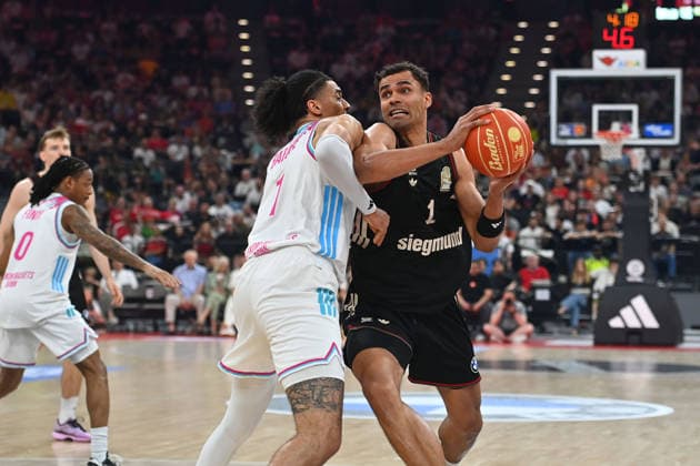 Oscar DA SILVA FCB , Jonathan BAEHRE Bonn Aktion,Zweikampf Basketball BBL,Saison 2025 2026 ,1 Play Off Halbfinale FC Bayern Muenchen Telekom Baskets Bonn am 30 05 2025, S A P G A R D EN