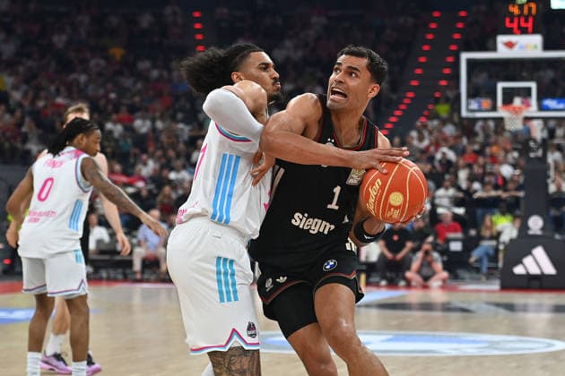 Oscar DA SILVA FCB , Jonathan BAEHRE Bonn Aktion,Zweikampf Basketball BBL,Saison 2025 2026 ,1 Play Off Halbfinale FC Bayern Muenchen Telekom Baskets Bonn am 30 05 2025, S A P G A R D EN