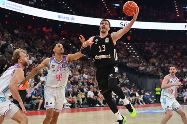 v.re:Andreas OBST (FCB) Joel AMINU (Bonn), Melvin JOSTMANN (Bonn), Aktion,Zweikampf. Basketball BBL,Saison 2025 2026 ,1. Play Off Halbfinale FC Bayern Muenchen - Telekom Baskets Bonn am 30.05.2025, S A P G A R D EN *** from right Andreas OBST FCB Joel AMINU Bonn , Melvin JOSTMANN Bonn , action,duel Basketball BBL,season 2025 2026 ,1 Play Off semi-final FC Bayern Muenchen Telekom Baskets Bonn on 30 05 2025, S A P G A R D EN