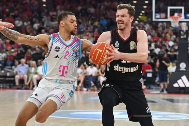 Andreas OBST FCB Alijah COMITHIER Bonn,li , action,duel Basketball BBL,season 2025 2026 ,1 Play Off semi-final FC Bayern Muenchen Telekom Baskets Bonn on 30 05 2025, S A P G A R D EN