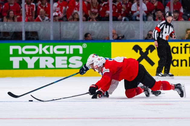 ZURICH, SWITZERLAND - MAY 30: Havard Ostrem Salsten (Norway, 19) in the battle for the puck with Damien Riat (Switzerland, 9) during the Half Finals - Match 61 between Switzerland and Norway at the IIHF Ice hockey, Eishockey World Championship, WM, Weltmeisterschaft 2026, Swiss Life Arena on May 30, 2026 in Zurich, Switzerland. Zurich Switzerland Copyright: xTimoxSteinx