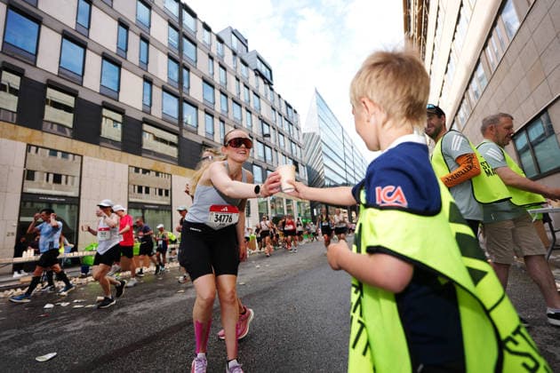 STOCKHOLM, SWEDEN 20260530 Axel, 6 years old, hands out water during the Stockholm Marathon on Saturday STOCKHOLM SWEDEN x10500x  Copyright: xMagnusxLejhall TTx STOCKHOLM MARATHON 2026