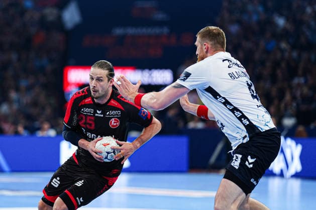 Olle Forsell Schefvert MT Melsungen, 25 , Blaz Blagotinsek SG Flensburg Handewitt, 43 GER, MT Melsungen vs SG Flensburg Handewitt, Handball, EHF European League, Semi-finals, 2025 2026 season, 30 05 2026 GER, MT Melsungen vs SG Flensburg Handewitt, Handball, EHF European League, Semi-finals, 2025 2026 season, 30 05 2026 Hamburg Copyright: xEibner-Pressefoto MarcelxvonxFehrnx EP_MFN