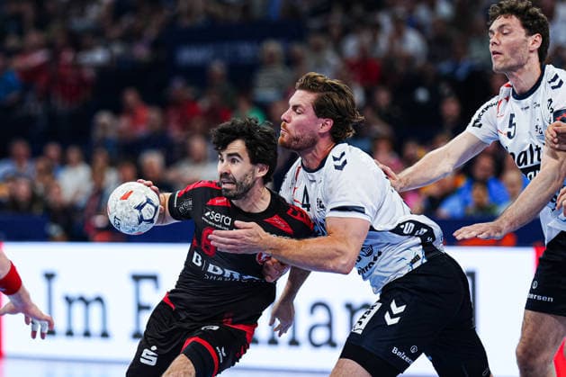 Erik Balenciaga MT Melsungen, 06 , Johannes Golla SG Flensburg Handewitt, 04 GER, MT Melsungen vs SG Flensburg Handewitt, Handball, EHF European League, Semifinal, Season 2025 2026, 30 05 2026 GER, MT Melsungen vs SG Flensburg Handewitt, Handball, EHF European League, Semifinal, Season 2025 2026, 30 05 2026 Hamburg Copyright: xEibner-Pressefoto MarcelxvonxFehrnx EP_MFN