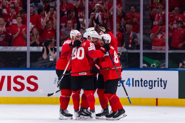 ZURICH, SWITZERLAND - MAY 30: The Swiss team during their 1:0 goal celebration with Christoph Bertschy (Switzerland, 88) during the Half Finals - Match 61 between Switzerland and Norway at the IIHF Ice hockey, Eishockey World Championship, WM, Weltmeisterschaft 2026, Swiss Life Arena on May 30, 2026 in Zurich, Switzerland. Zurich Switzerland Copyright: xTimoxSteinx