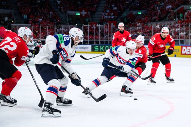 260530 Patrick Elvsveen of Norway and Simon Knak of Switzerland during the 2026 IIHF Ice Hockey World Championship semifinal match between Switzerland and Norway on May 30, 2026 in Zürich Photo Jesper Zerman BILDBYRAN kod JZ JZ0737 ishockey ice hockey ishockey vm 2026 vm 2026 iihf world championship semifinal semifinals switzerland schweiz norge norway bbeng norge norway  Copyright: JESPERxZERMAN BB260530JZ023