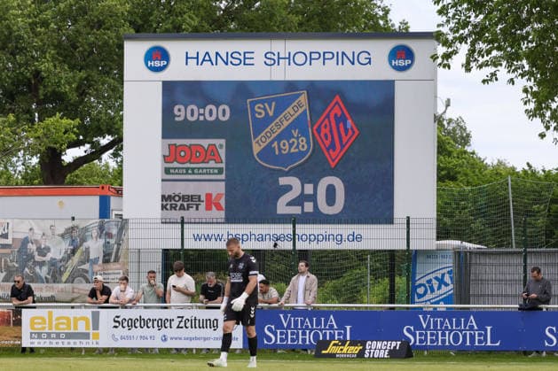 The scoreboard shows the score of 2 0, result, intermediate result, final result, final score, goals, videowall, videowall, display, 30 05 2026, Todesfelde Germany , football, promotion round Regionalliga Nord, SV Todesfelde Blumenthaler SV xobx