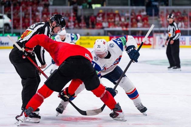 ZURICH, SWITZERLAND - MAY 30: Eskild Bakke Olsen (Norway, 71) in the battle for the puck with Ken Jaeger (Switzerland, 17) during the Half Finals - Match 61 between Switzerland and Norway at the IIHF Ice hockey, Eishockey World Championship, WM, Weltmeisterschaft 2026, Swiss Life Arena on May 30, 2026 in Zurich, Switzerland. Zurich Switzerland Copyright: xTimoxSteinx