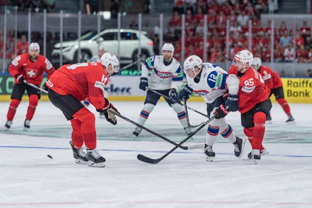 30 05 2026, Zurich, Swiss Life Arena, Ice Hockey World Championships Semifinal Switzerland Norway, 12 Noah Steen Norway , 85 Sven Andrighetto Switzerland Zurich Swiss Life Arena Zurich Switzerland Copyright: xJustPictures.ch StefanxEmchx jp-de-StEm-DSC0028120260530