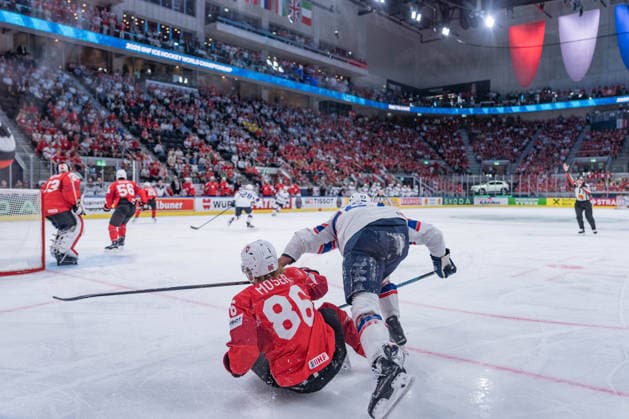 30 05 2026, Zurich, Swiss Life Arena, Ice Hockey World Championships Semifinal Switzerland Norway, 86 Janis Moser Switzerland , 27 Andreas Martinsen Norway Zurich Swiss Life Arena Zurich Switzerland Copyright: xJustPictures.ch StefanxEmchx jp-de-StEm-DSC0391420260530