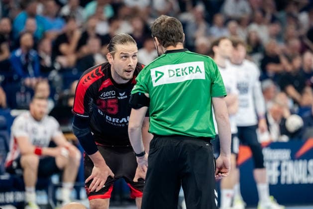 Hamburg 30 05 2026, Handball, Men, EHF European League Men 2025 26, Semi-final, MT Melsungen SG Flensburg Handewitt Olle Forsell MT Melsungen, 25 talking to the referee