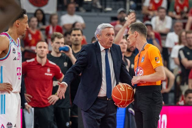 Head coach Svetislav Persic FC Bayern Basketball in discussion with the referee, FC Bayern Basketball vs Telekom Baskets Bonn, BBL, semi-final 1, 30 05 2026 Munich Bavaria Germany Copyright: xkolbert-press UlrichxGamelx