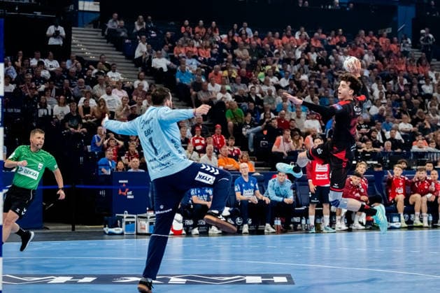 Hamburg 30 05 2026, Handball, Men, EHF European League Men 2025 26, Semi-final, MT Melsungen SG Flensburg Handewitt Marti Soler MT Melsungen, 23 on goal throw against Benjamin Buric SG Flensburg Handewitt, 1