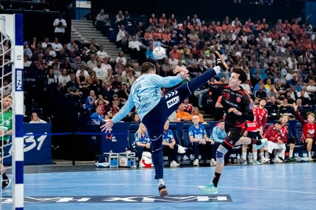 Hamburg 30 05 2026, Handball, Men, EHF European League Men 2025 26, Semi-final, MT Melsungen SG Flensburg Handewitt Marti Soler MT Melsungen, 23 on goal throw against Benjamin Buric SG Flensburg Handewitt, 1