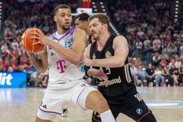 Alijah Comithier 2 Telekom Baskets Bonn in duel with Andreas Obst 13 FC Bayern Basketball , FC Bayern Basketball vs Telekom Baskets Bonn, BBL, Semifinal 1, 30 05 2026 Muenchen Bayern Germany Copyright: xkolbert-press UlrichxGamelx