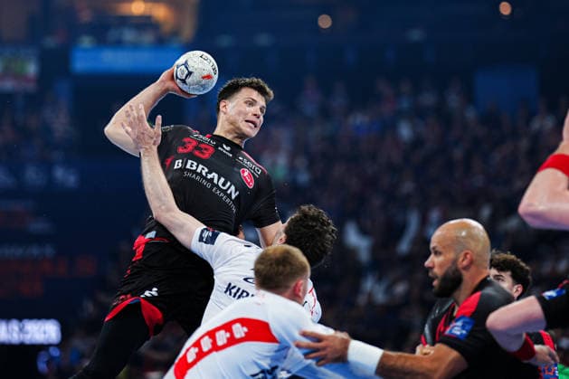Wurf Tor Aaron Mensing (MT Melsungen, 33) GER, MT Melsungen vs. SG Flensburg-Handewitt, Handball, EHF European League, Halbfinale, Saison 2025 2026, 30.05.2026 GER, MT Melsungen vs. SG Flensburg-Handewitt, Handball, EHF European League, Halbfinale, Saison 2025 2026, 30.05.2026 Hamburg *** Throw Goal Aaron Mensing MT Melsungen, 33 GER, MT Melsungen vs SG Flensburg Handewitt, Handball, EHF European League, Semi-final, Season 2025 2026, 30 05 2026 GER, MT Melsungen vs SG Flensburg Handewitt, Handball, EHF European League, Semi-final, Season 2025 2026, 30 05 2026 Hamburg Copyright: xEibner-Pressefoto MarcelxvonxFehrnx EP_MFN