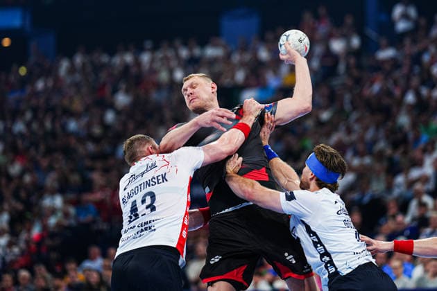 Blaz Blagotinsek SG Flensburg Handewitt, 43 , Dainis Kristopans MT Melsungen, 10 , Johannes Golla SG Flensburg Handewitt, 04 GER, MT Melsungen vs SG Flensburg Handewitt, Handball, EHF European League, Semi-final, Season 2025 2026, 30 05 2026 GER, MT Melsungen vs SG Flensburg Handewitt, Handball, EHF European League, Semi-final, Season 2025 2026, 30 05 2026 Hamburg Copyright: xEibner-Pressefoto MarcelxvonxFehrnx EP_MFN