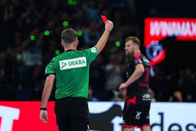 Red card sending off David Mandic MT Melsungen, 07 GER, MT Melsungen vs SG Flensburg Handewitt, Handball, EHF European League, Semi-final, Season 2025 2026, 30 05 2026 GER, MT Melsungen vs SG Flensburg Handewitt, Handball, EHF European League, Semi-final, Season 2025 2026, 30 05 2026 Hamburg Copyright: xEibner-Pressefoto MarcelxvonxFehrnx EP_MFN