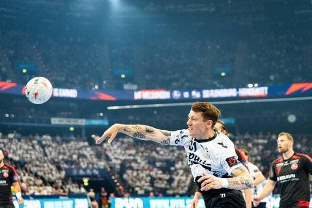 Emil Jakobsen 31 SG Flensburg Handewitt throws the ball in a match action against MT Melsungen In the background you can see MT Melsungen players and the packed arena MT Melsungen vs SG Flensburg Handewitt - EHF Finals Hamburg 2026 Copyright: xPhilippHeistx