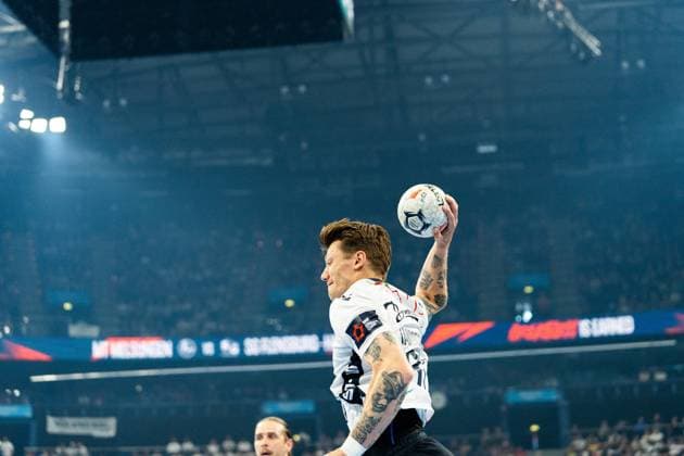 Olle Forsell Schefvert 25 MT Melsungen jumps with the ball in his raised hand for the throw In the background you can see the full arena at the match MT Melsungen vs SG Flensburg Handewitt MT Melsungen vs SG Flensburg Handewitt - EHF Finals Hamburg 2026 Copyright: xPhilippHeistx