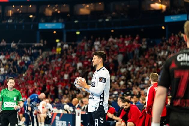 Marko Grgi 17 SG Flensburg Handewitt stands on the pitch with the handball in his hands and prepares an action In the background a referee in green jersey and players of MT Melsungen can be seen MT Melsungen vs SG Flensburg Handewitt - EHF Finals Hamburg 2026 Copyright: xPhilippHeistx