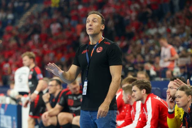 30 05 2026, xgox, Handball EHF European League semi-final MT Melsungen SG Flensburg Handewitt v l Roberto Garcia Parrondo Melsungen, coach gives instructions, gestures with arms, gesticulates, gives instructions Hamburg