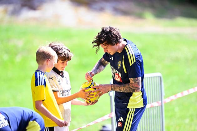 STOCKHOLM, SWEDEN 20260530 Sweden s Victor Nilsson Lindelöf signs autographs for fans as the men s national team trains on Bosön ahead of the upcoming World Cup and friendly matches against Norway and Greece STOCKHOLM SWEDEN x10050x  Copyright: xPontusxLundahl TTx NATIONAL FOOTBALL TEAM TRAINING BOSÖN