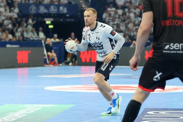 30 05 2026, xgox, Handball EHF European League semi-final MT Melsungen SG Flensburg Handewitt v l Simon Pytlick Flensburg, 2 am Ball, plays the ball Hamburg