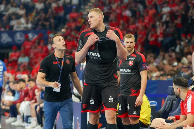 30 05 2026, xgox, Handball EHF European League semi-final MT Melsungen SG Flensburg Handewitt v l Dainis Kristopans Melsungen, 10 must change jersey Hamburg