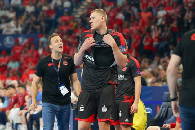 30 05 2026, xgox, Handball EHF European League semi-final MT Melsungen SG Flensburg Handewitt v l Dainis Kristopans Melsungen, 10 must change jersey Hamburg