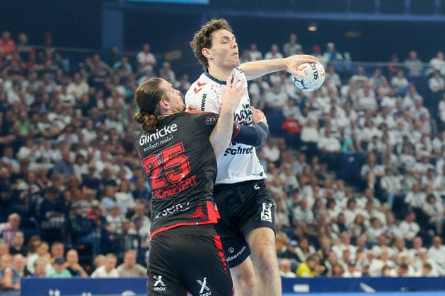 30 05 2026, xgox, Handball EHF European League Semi-Final MT Melsungen SG Flensburg Handewitt v l Olle Forsell Schefvert Melsungen, 25 , Niclas Kirkelokke Kirkelökke, Flensburg, 5 duel, duel, fight, tackle Hamburg