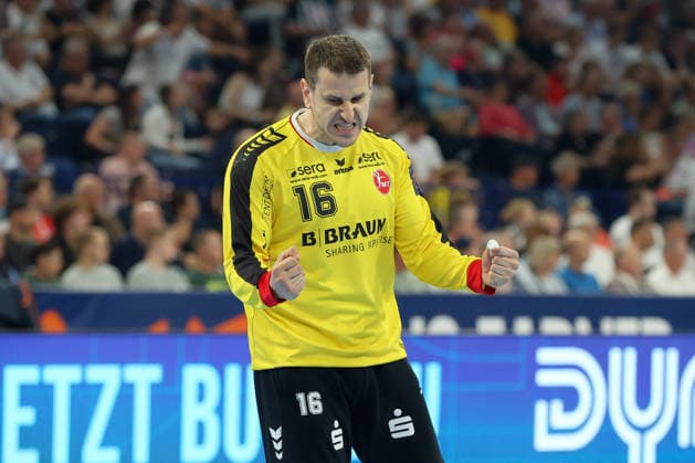 30 05 2026, xgox, Handball EHF European League semi-final MT Melsungen SG Flensburg Handewitt v l Nebojsa Simic Melsungen, 16 cheers over held ball, defended, held, Torhueter Hamburg