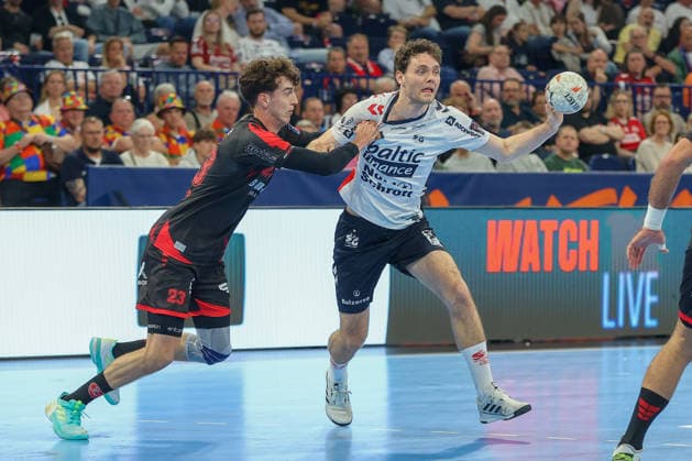 30 05 2026, xgox, Handball EHF European League Semi-Final MT Melsungen SG Flensburg Handewitt v l Marti Soler Melsungen, 23 , Niclas Kirkelokke Kirkelökke, Flensburg, 5 duel, duel, fight, tackle Hamburg