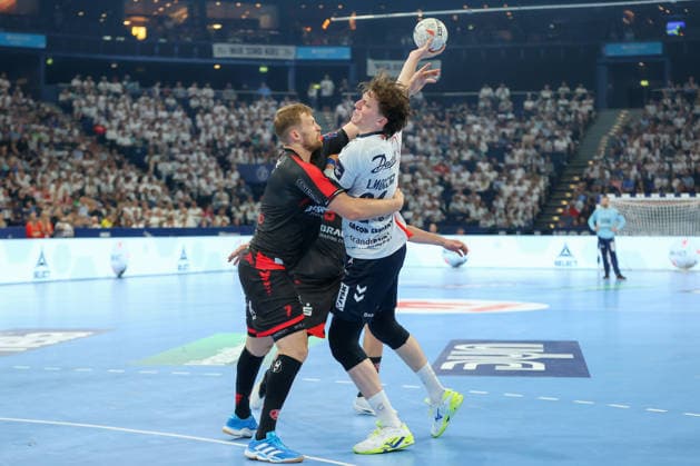 30 05 2026, xgox, Handball EHF European League semi-final MT Melsungen SG Flensburg Handewitt v l David Mandic Melsungen, 7 , Lasse Moller Möller, Flensburg, 64 duel, duel, fight, tackle Hamburg