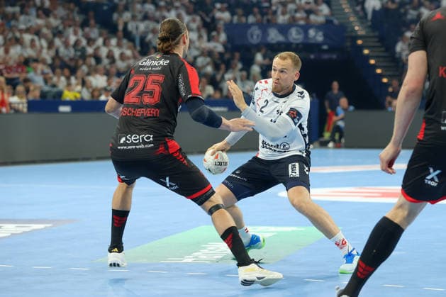 30 05 2026, xgox, Handball EHF European League Semi-Final MT Melsungen SG Flensburg Handewitt v l Olle Forsell Schefvert Melsungen, 25 , Simon Pytlick Flensburg, 2 duel, duel, fight, tackle Hamburg