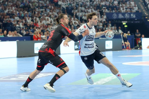 30 05 2026, xgox, Handball EHF European League Semi-Final MT Melsungen SG Flensburg Handewitt v l Olle Forsell Schefvert Melsungen, 25 , Niclas Kirkelokke Kirkelökke, Flensburg, 5 duel, duel, fight, tackle Hamburg