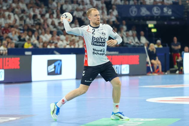 30 05 2026, xgox, Handball EHF European League semi-final MT Melsungen SG Flensburg Handewitt v l Simon Pytlick Flensburg, 2 am Ball, plays the ball Hamburg