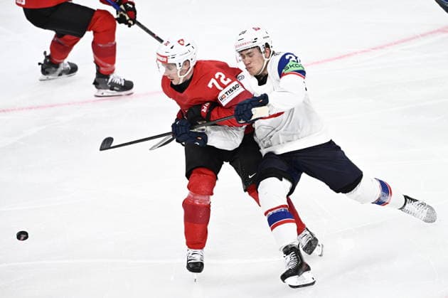 LKS 20260530 72 Dominik Egli of Switzerland and 28 Michael Brandsegg-Nygard of Norway fights for the puck during the 2026 IIHF Ice hockey, Eishockey World Championships semi-final match between Switzerland and Norway in Zurich on May 30, 2026. - RONI REKOMAA Zürich Switzerland 9MnxWSlZQLw  Copyright: xRonixRekomaax 9MnxWSlZQLw