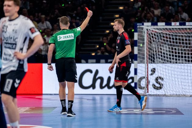 Hamburg 30 05 2026, Handball, Men, EHF European League Men 2025 26, Semi-final, MT Melsungen SG Flensburg Handewitt Red card by the referees for David Mandic MT Melsungen, 7