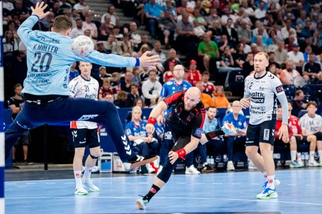 Hamburg 30 05 2026, Handball, Men, EHF European League Men 2025 26, Semi-final, MT Melsungen SG Flensburg Handewitt Arnar Arnarsson MT Melsungen, 21 on goal throw against Kevin Moller SG Flensburg Handewitt, 20