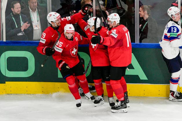 ZURICH, SWITZERLAND MAY 30 Switzerland celebrates Denis Malgin of Switzerland 2nd R goal during the 2026 IIHF Ice Hockey World Championship Switzerland game between Switzerland and Norway at Swiss Life Arena on May 30, 2026 in Zurich, Zurich Zurich Swiss Life Arena Zurich Switzerland Copyright: xJustPictures.ch JarixPestelaccix jp-en-EuSpIm-JP6_JAR_Switzerland_Norway_30May2026_00053