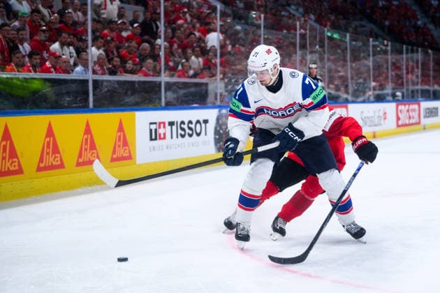 260530 Eskild Bakke Olsen of Norway and Christoph Bertschy of Switzerland during the 2026 IIHF Ice Hockey World Championship semifinal match between Switzerland and Norway on May 30, 2026 in Zürich Photo Jesper Zerman BILDBYRAN kod JZ JZ0737 ishockey ice hockey ishockey vm 2026 vm 2026 iihf world championship semifinal semifinals switzerland schweiz norge norway bbeng  Copyright: JESPERxZERMAN BB260530JZ042