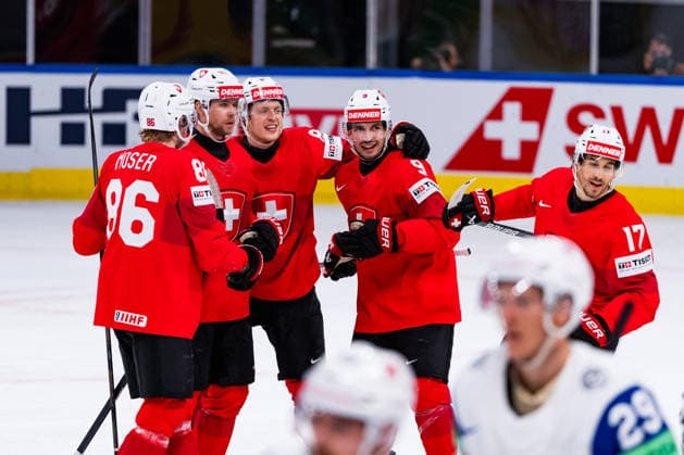 ZURICH, SWITZERLAND - MAY 30: Ken Jaeger (Switzerland, 17) and team during their 3:0 goal celebration during the Half Finals - Match 61 between Switzerland and Norway at the IIHF Ice hockey, Eishockey World Championship, WM, Weltmeisterschaft 2026, Swiss Life Arena on May 30, 2026 in Zurich, Switzerland. Zurich Switzerland Copyright: xTimoxSteinx