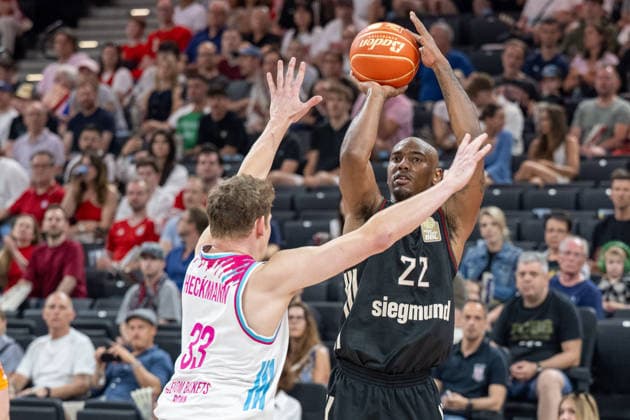 Patrick Heckmann 33 Telekom Baskets Bonn in duel with Isiaha Mike 22 FC Bayern Basketball , FC Bayern Basketball vs Telekom Baskets Bonn, BBL, Semifinal 1, 30 05 2026 Munich Bavaria Germany Copyright: xkolbert-press UlrichxGamelx
