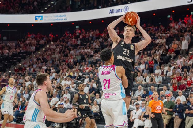 Justus Hollatz 21 FC Bayern Basketball in duel with Joel Aminu 21 Telekom Baskets Bonn , FC Bayern Basketball vs Telekom Baskets Bonn, BBL, Semifinal 1, 30 05 2026 Muenchen Bayern Germany Copyright: xkolbert-press UlrichxGamelx