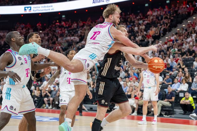 Melvin Jostmann 12 Telekom Baskets Bonn fends off the ball from Niels Giffey 5 FC Bayern Basketball, FC Bayern Basketball vs Telekom Baskets Bonn, BBL, Semifinal 1, 30 05 2026 Munich Bavaria Germany Copyright: xkolbert-press UlrichxGamelx