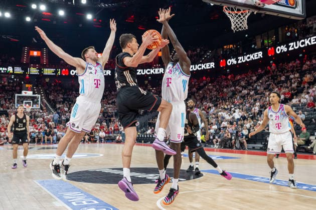 Grayson Murphy 7 Telekom Baskets Bonn tackles, Vladimir Lucic 11 FC Bayern Basketball in a duel with Kur Jongkuch 15 Telekom Baskets Bonn , FC Bayern Basketball vs Telekom Baskets Bonn, BBL, Semifinal 1, 30 05 2026 Munich Bavaria Germany Copyright: xkolbert-press UlrichxGamelx